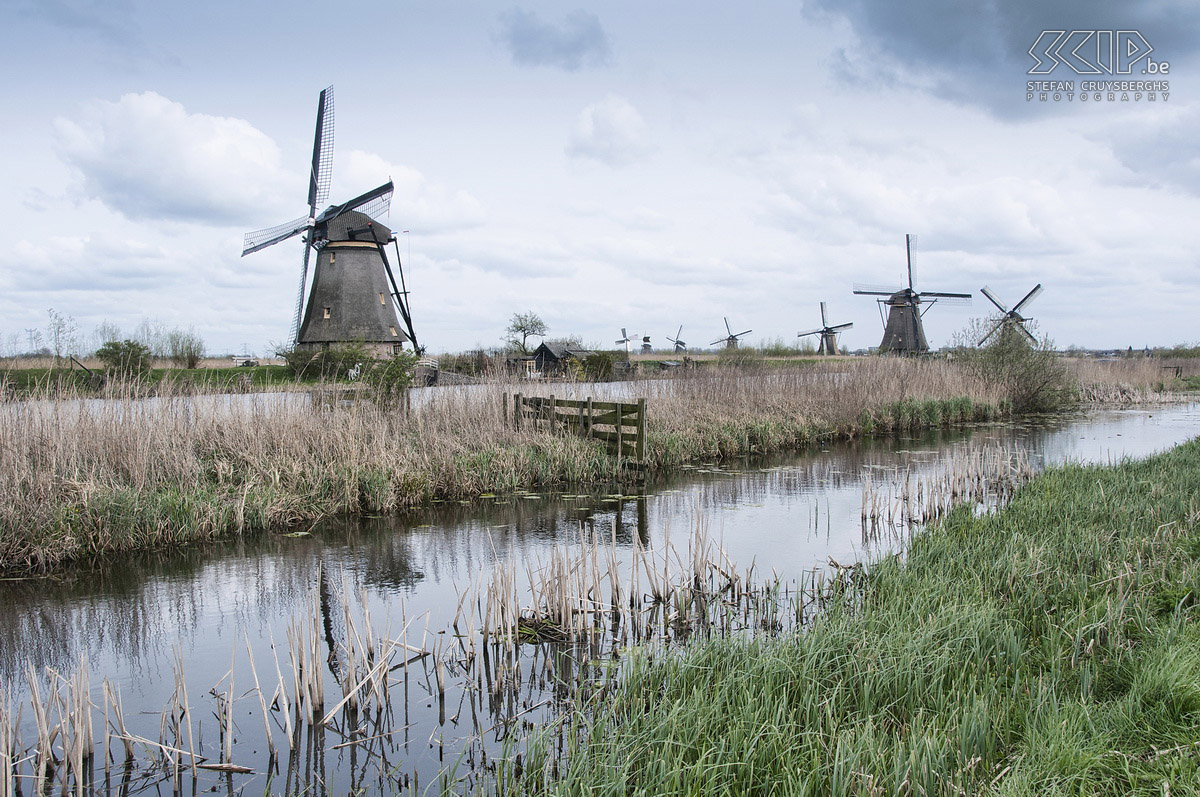 De molens van Kinderdijk Enkele foto’s van de 19 windmolens in Kinderdijk in Zuid-Holland. Ze werden gebouwd rond 1740 om de polders te bevloeien. Tegenwoordig zijn ze onderdeel van het UNESCO werelderfgoed. Stefan Cruysberghs